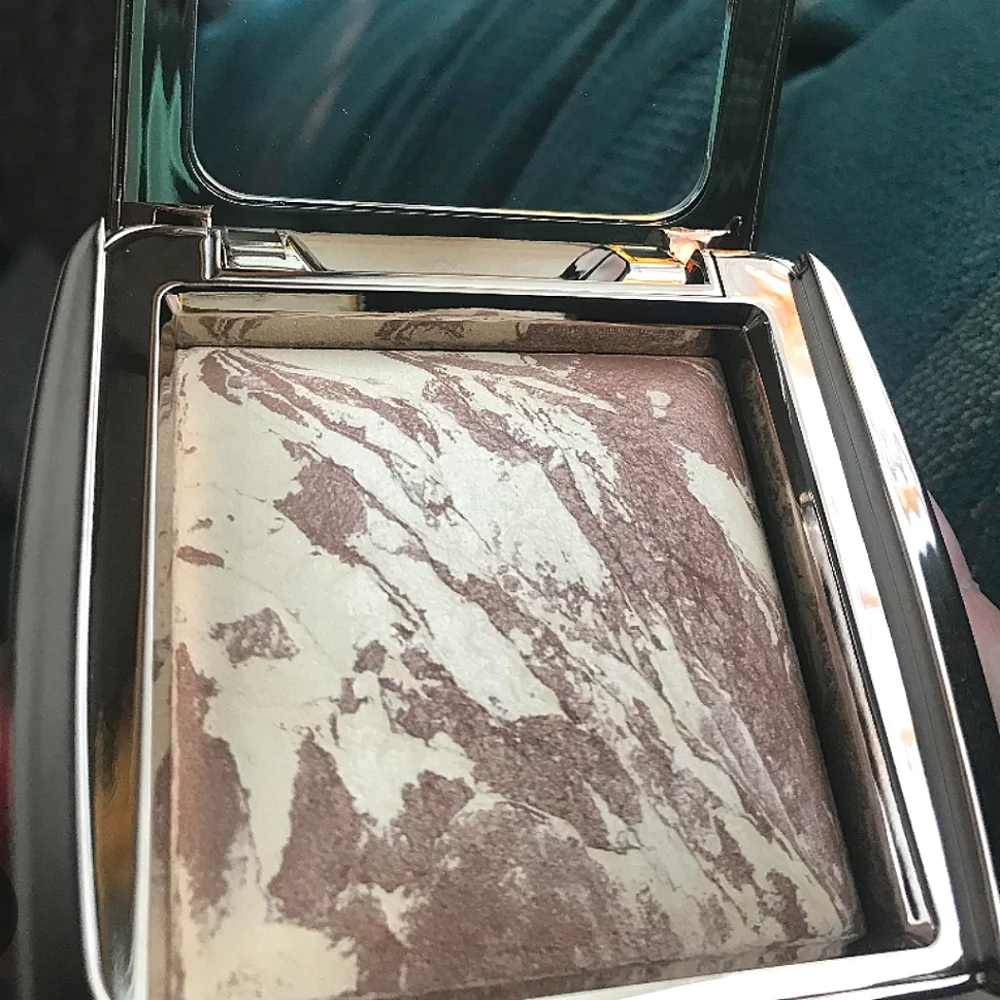 Hourglass Ambient Lighting Bronzer - Diffused Bronze Light - Picture 2 of 5